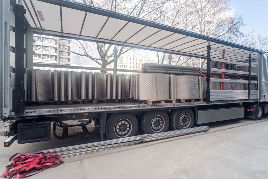 Lastwagenanhänger mit Wärmeübertragermodulen; größere Ansicht öffnet sich durch Klick auf das Bild