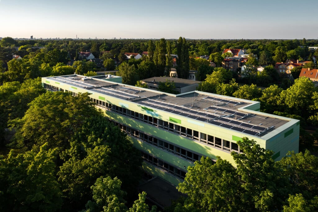 Solaranlage der Berliner Stadtwerke auf der Heide-Schule