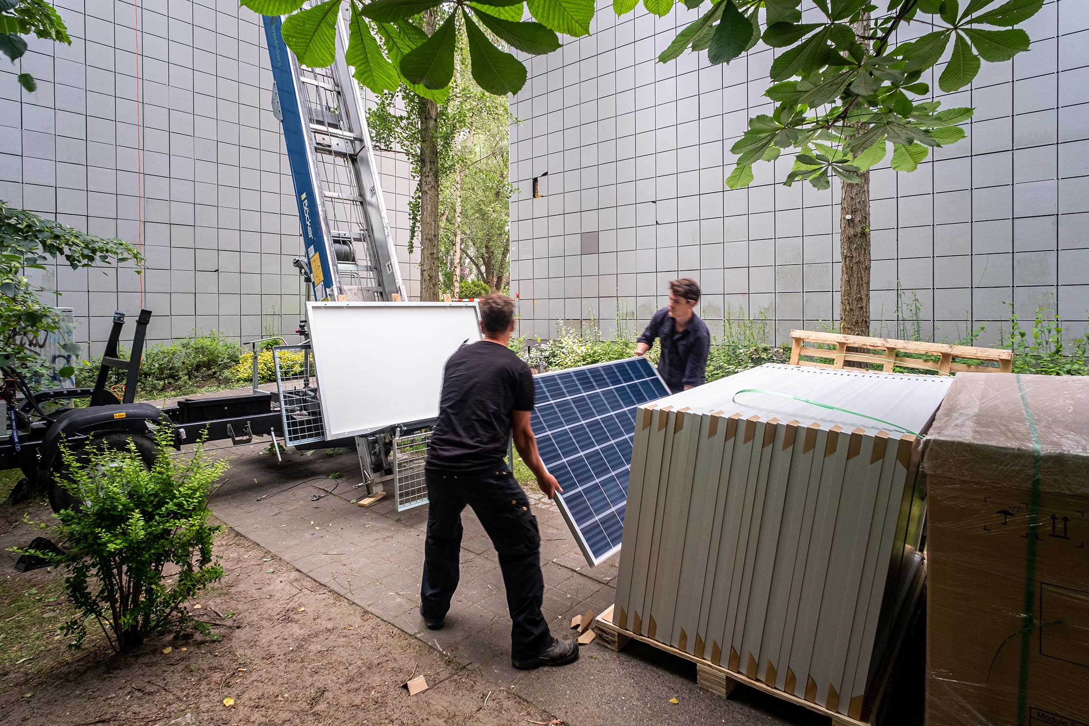 Inbetriebnahme von Photovoltaikanlagen der Berliner Stadtwerken auf den Dächern von berlinovo