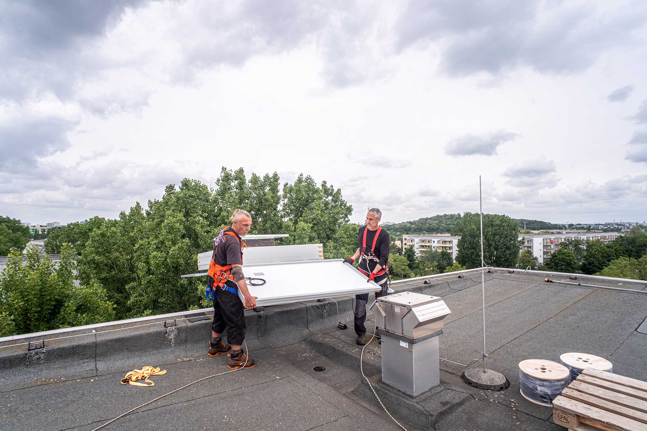 Berliner Stadtwerke bauen Solaranlagen auf den Dächern von berlinovo-Wohngebäuden in Berlin-Kaulsdorf