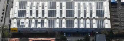 Solaranlage der Berliner Stadtwerke auf dem Dach der BVG Betriebswerkstatt