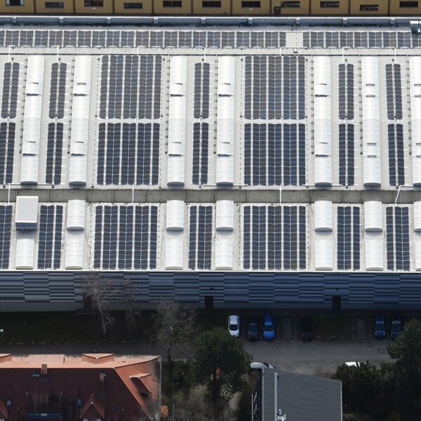Solaranlage der Berliner Stadtwerke auf dem Dach der BVG Betriebswerkstatt