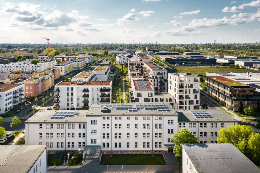 Solaranlagen der Berliner Stadtwerke auf den Bürogebäuden des Jugendamtes Treptow-Köpenick