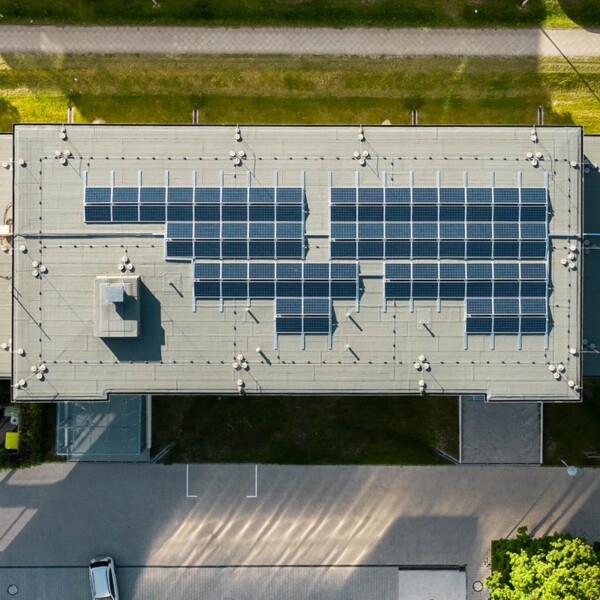 Solaranlagen der Berliner Stadtwerke auf einem Bürogebäude des Jugendamtes Treptow-Köpenick