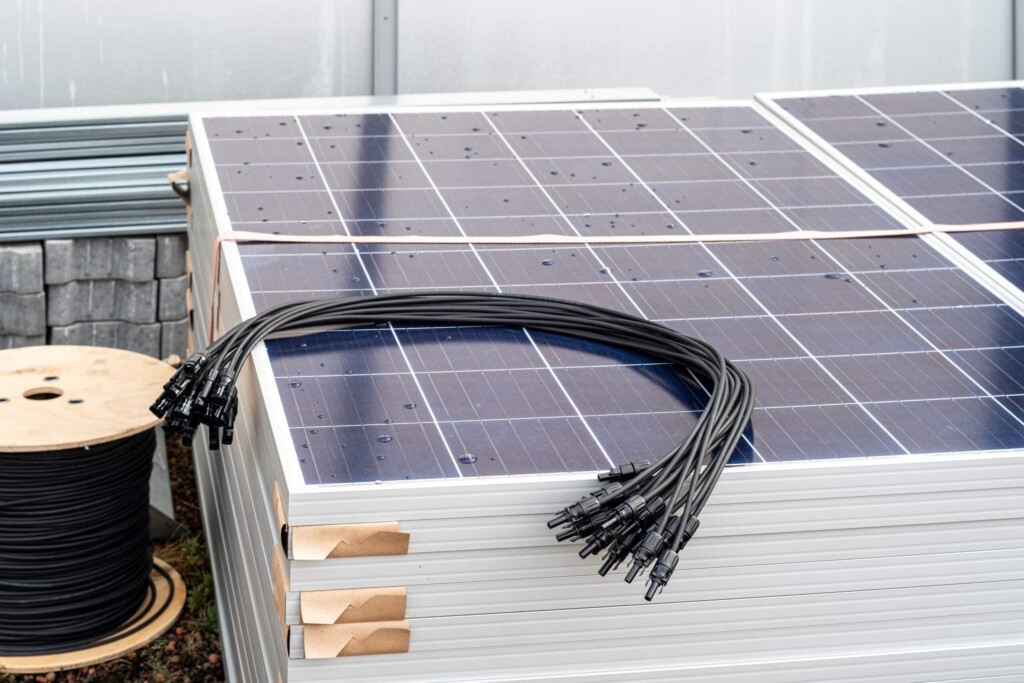 Solarmodule und Kabel auf einem Stapel