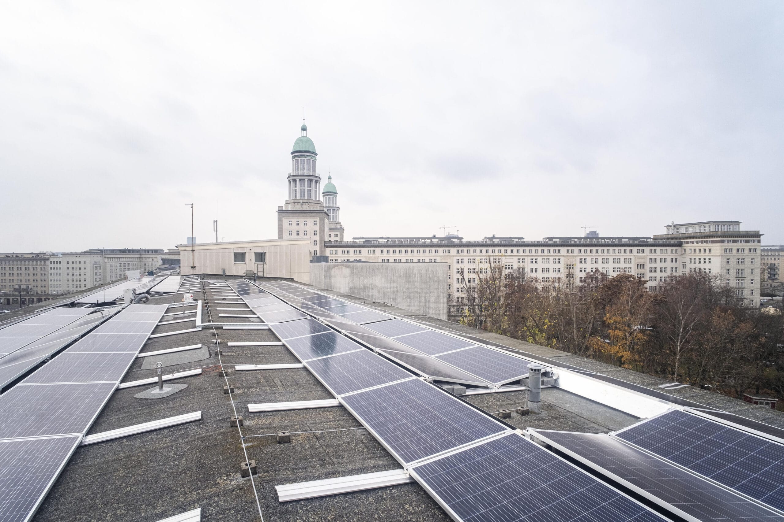 Blick auf eine Solaranlage der Berliner Stadtwerke mit Frankfurter Tor im Hintergrund