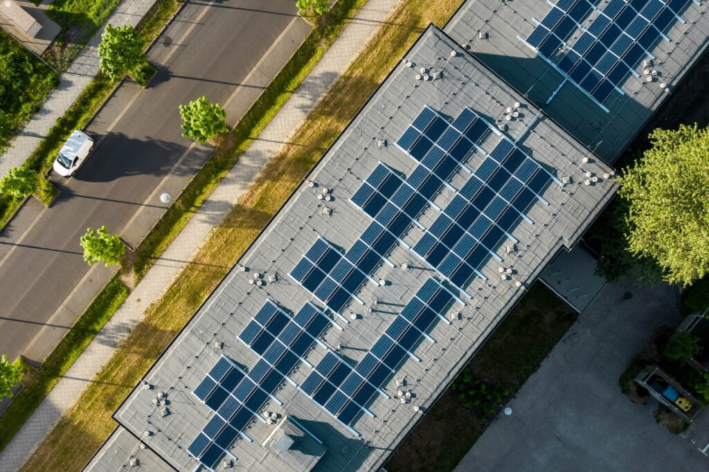 Ausschnitt einer Solaranlage der Berliner Stadtwerke auf dem Wohnungsamt in Treptow-Köpenick