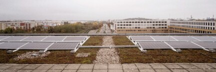 Ausschnitt einer Solaranlage der Berliner Stadtwerke auf der Alice Salomon Hochschule
