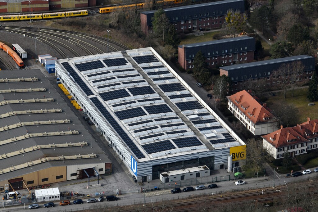 Solaranlage auf der U-Bahn-Betriebswerkstatt der BVG in Grunewald