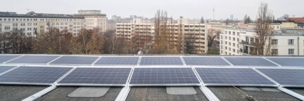 Solaranlage auf dem Ordnungsamt in der Petersburger-Straße in Berlin