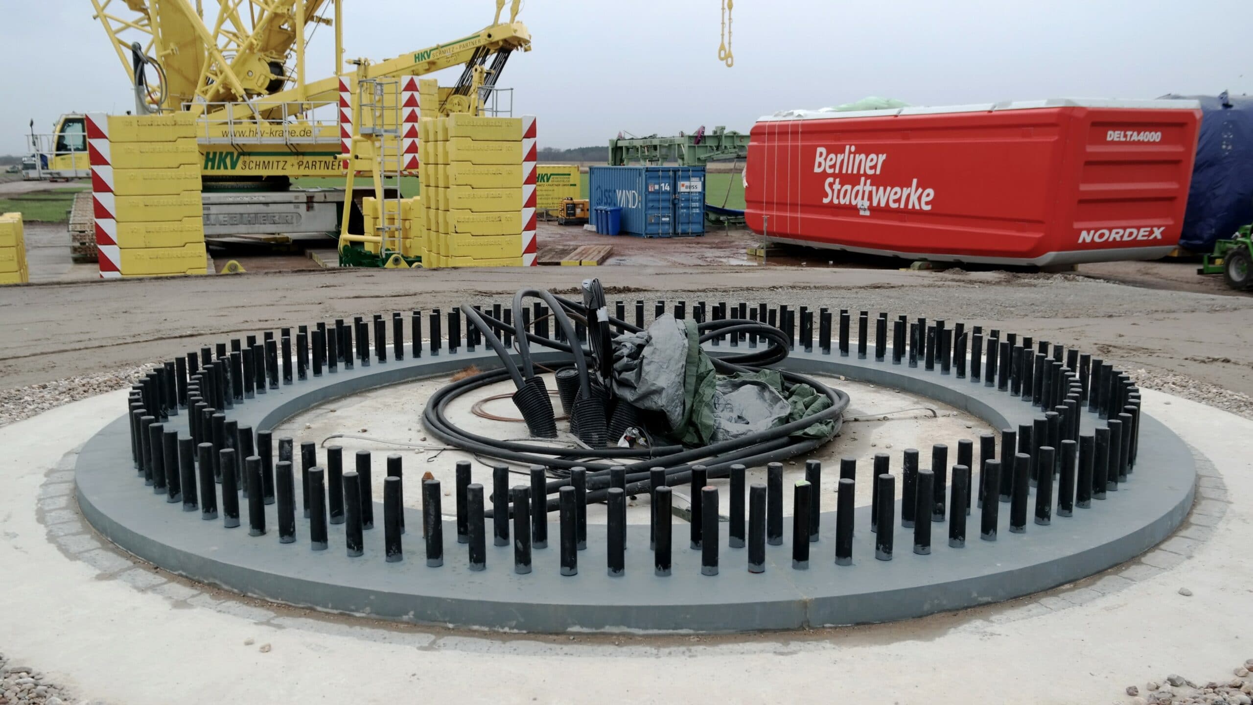 Fundament einer Windenergieanlage mit Gondel im Hintergrund