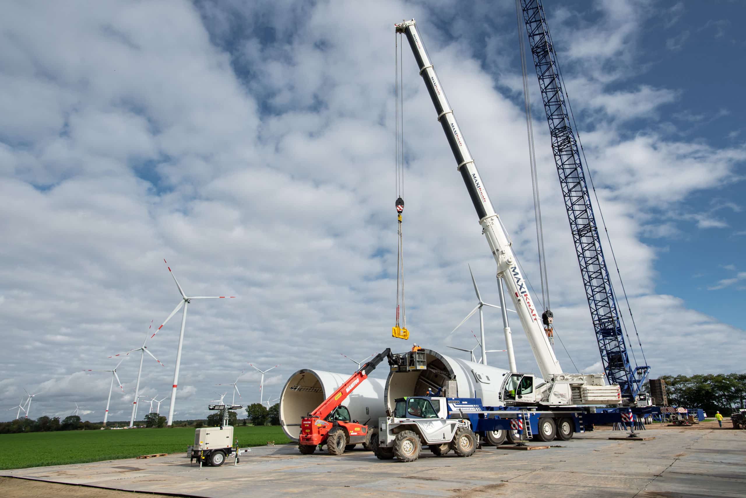 Bauarbeiten in einem Windpark