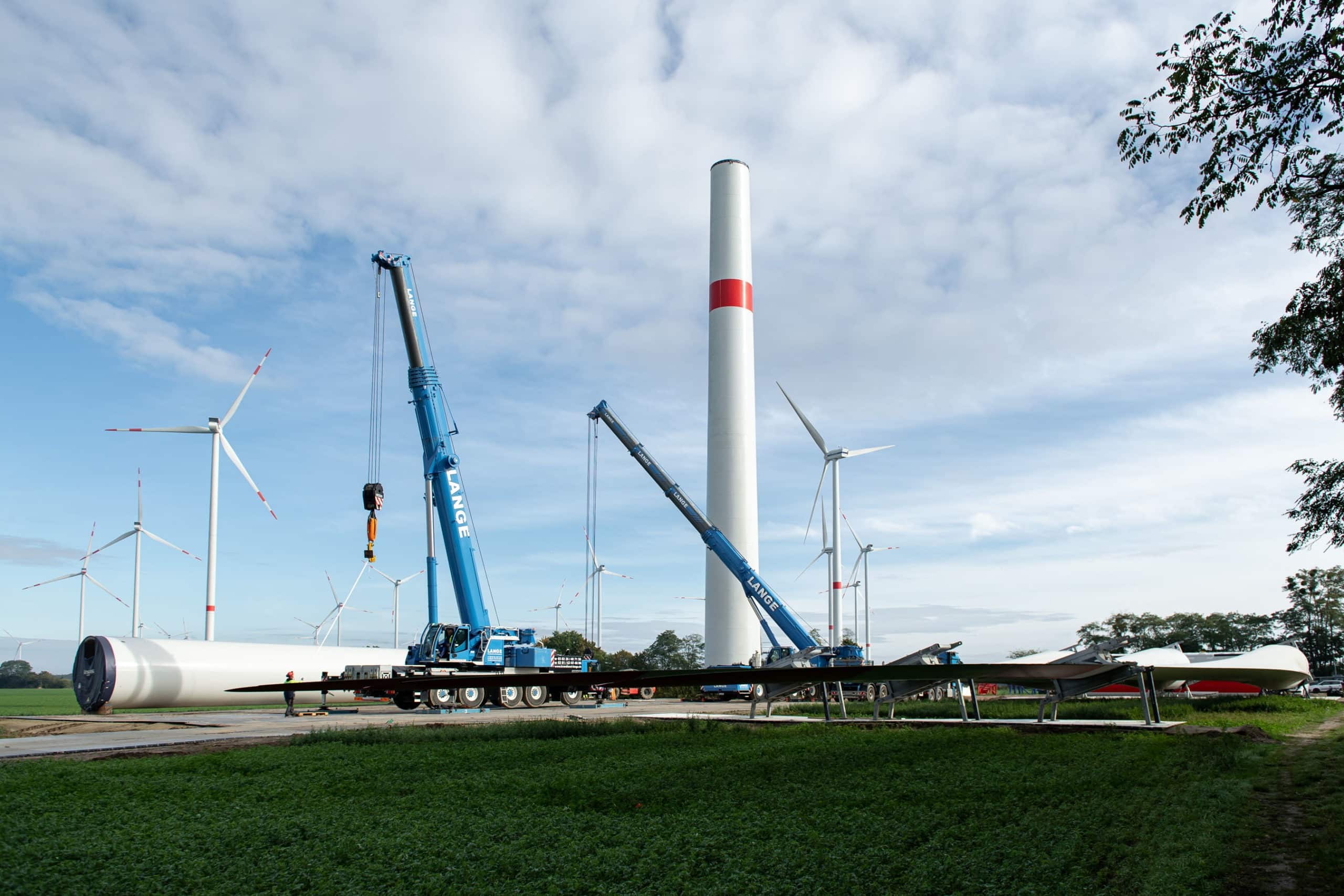 Kräne vor einer Windenergieanlage im Bau