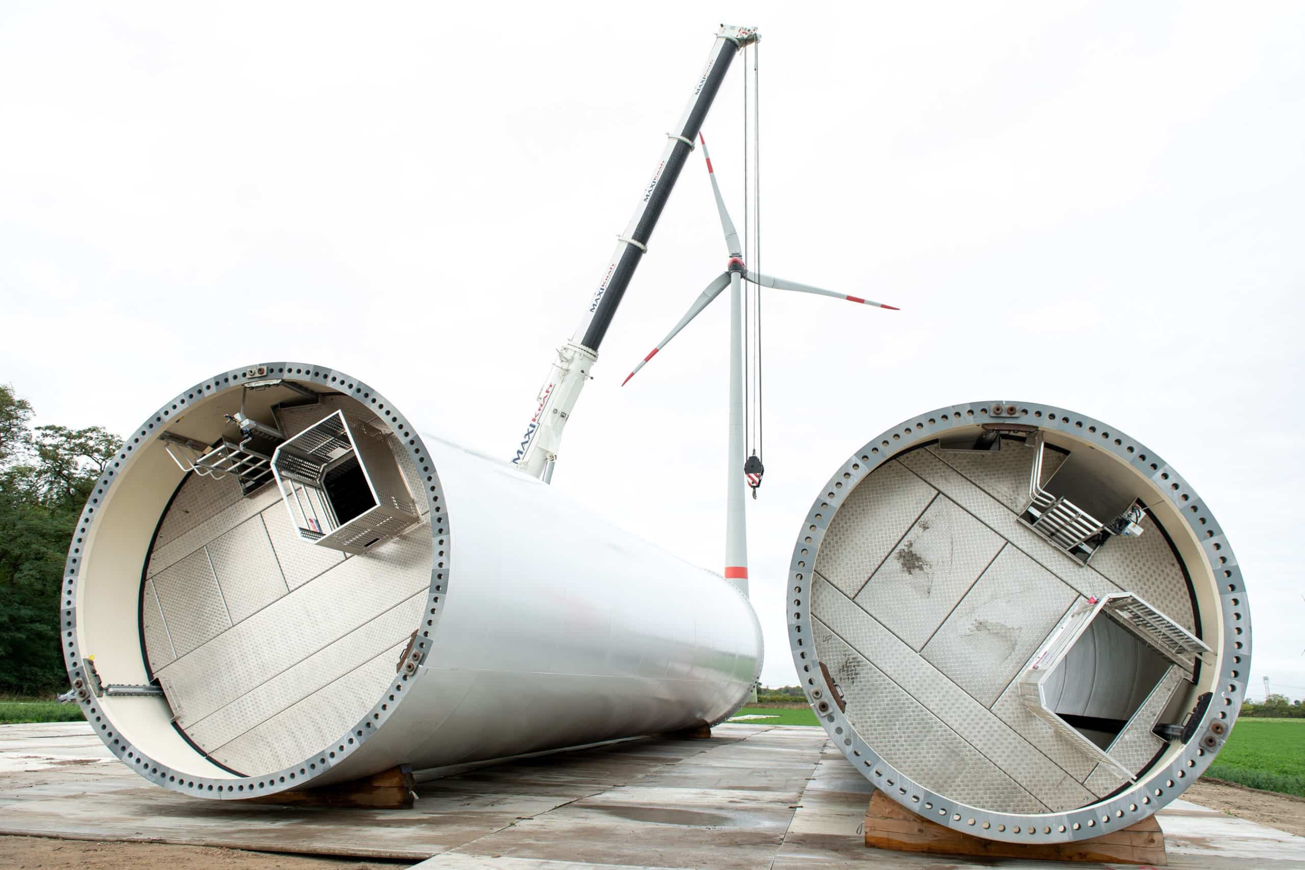 Blick auf zwei liegenden Bauteilen (Türme) einer Windenergieanlage