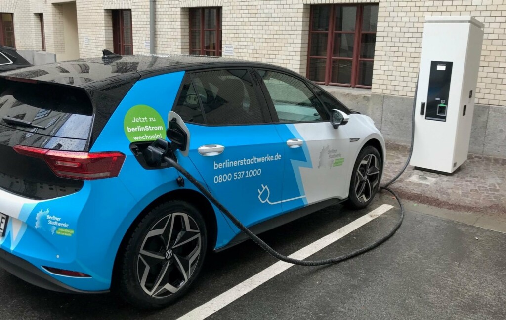 E-Fahrzeug der Berliner Stadtwerke lädt an einer Ladestation