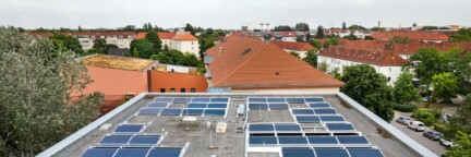 Solaranlage der Berliner-Stadtwerke auf dem dem Dach des Gebrüder-Montgolfier-Gymnasiums