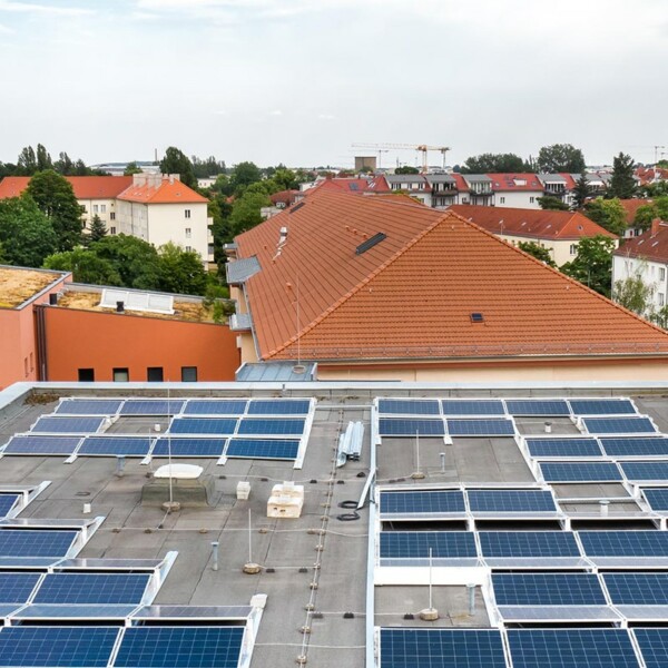 Solaranlage der Berliner-Stadtwerke auf dem dem Dach des Gebrüder-Montgolfier-Gymnasiums