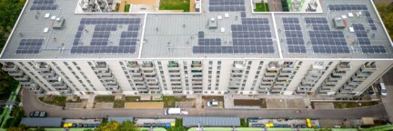 Solaranlage der Berliner Stadtwerke auf dem Dach der Rhinstraße 143 in Berlin-Lichtenberg