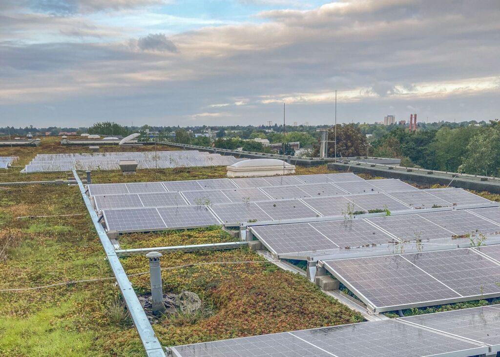 Solaranlage der Berliner Stadtwerke auf dem Dach der Heinrich-Mann Oberschule in Berlin-Neukölln