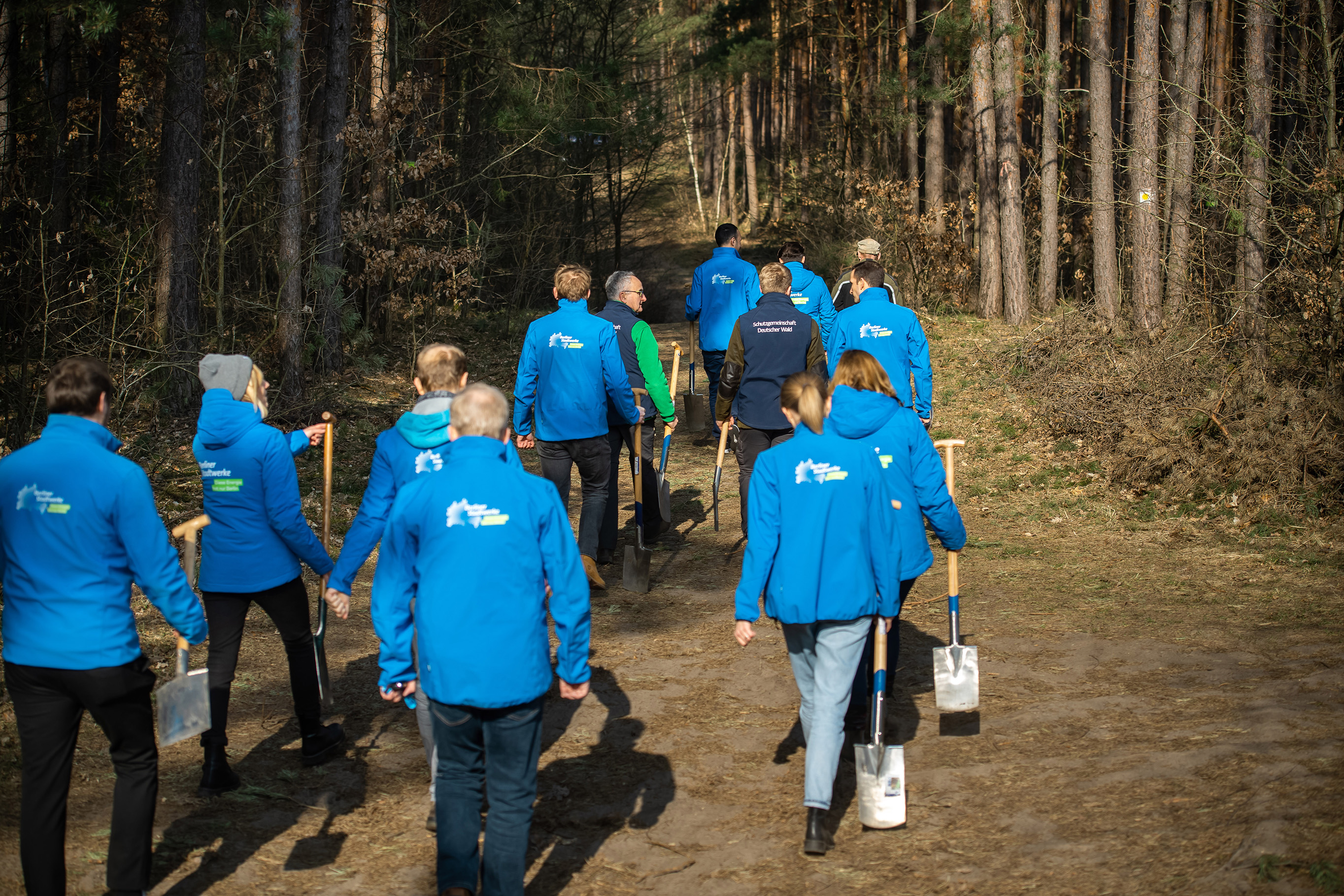 Das Team der Berliner Stadtwerke und Mitarbeiter der Schutzgemeinschaft Deutscher Wald machen sich auf den Weg in den Wald