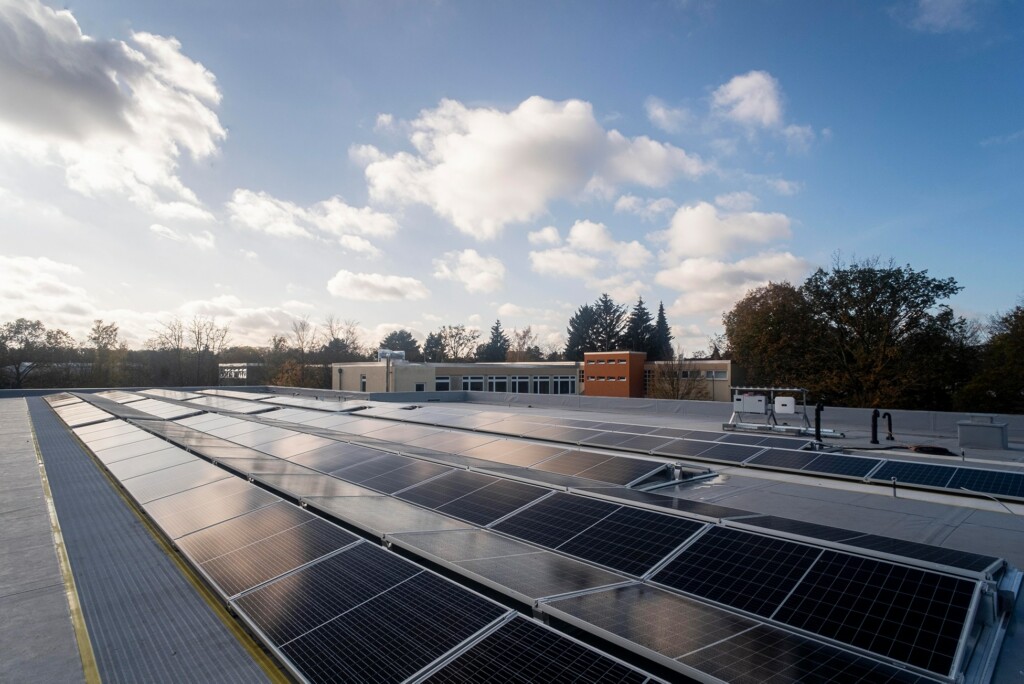 Solaranlage der Berliner Stadtwerke auf dem Dach der Grundschule am Karpfenteich