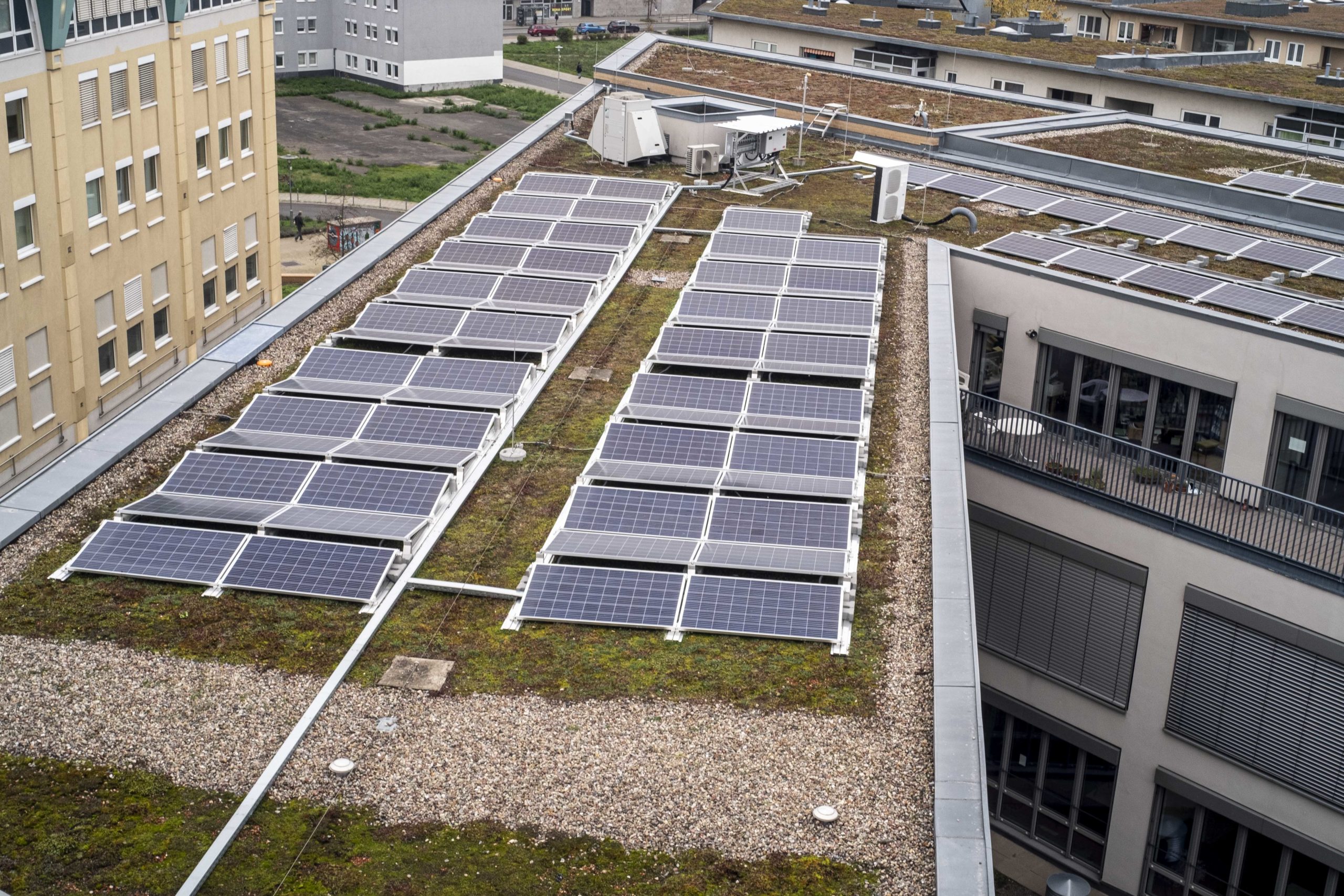 Solarmodule auf dem Gründach der Alice Salomon Hochschule