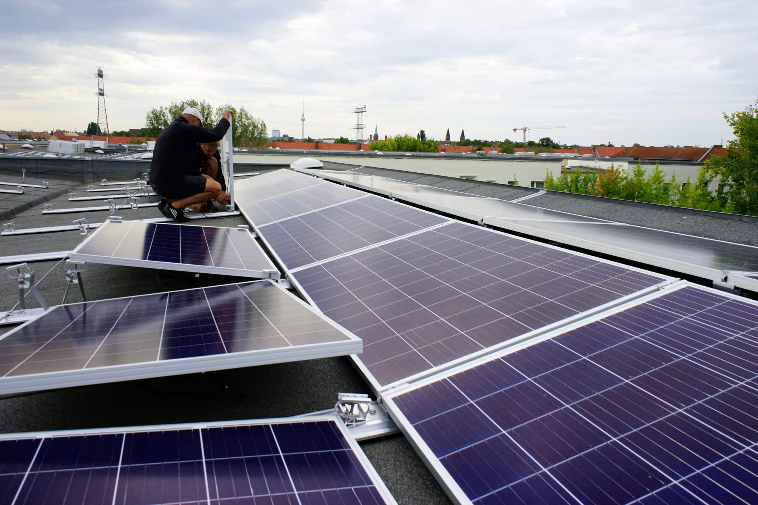 Monatage von Solarmodulen auf dem Dach eines Gesobau-Wohnhauses