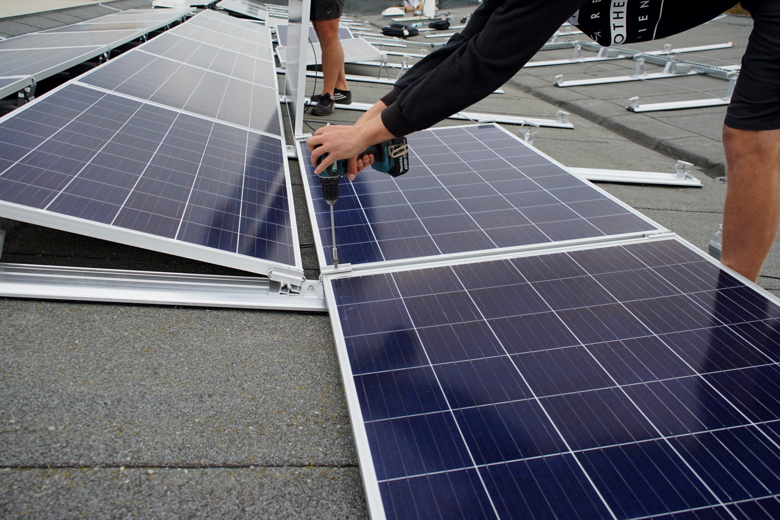 Solarmodule werden auf einem Dach installiert
