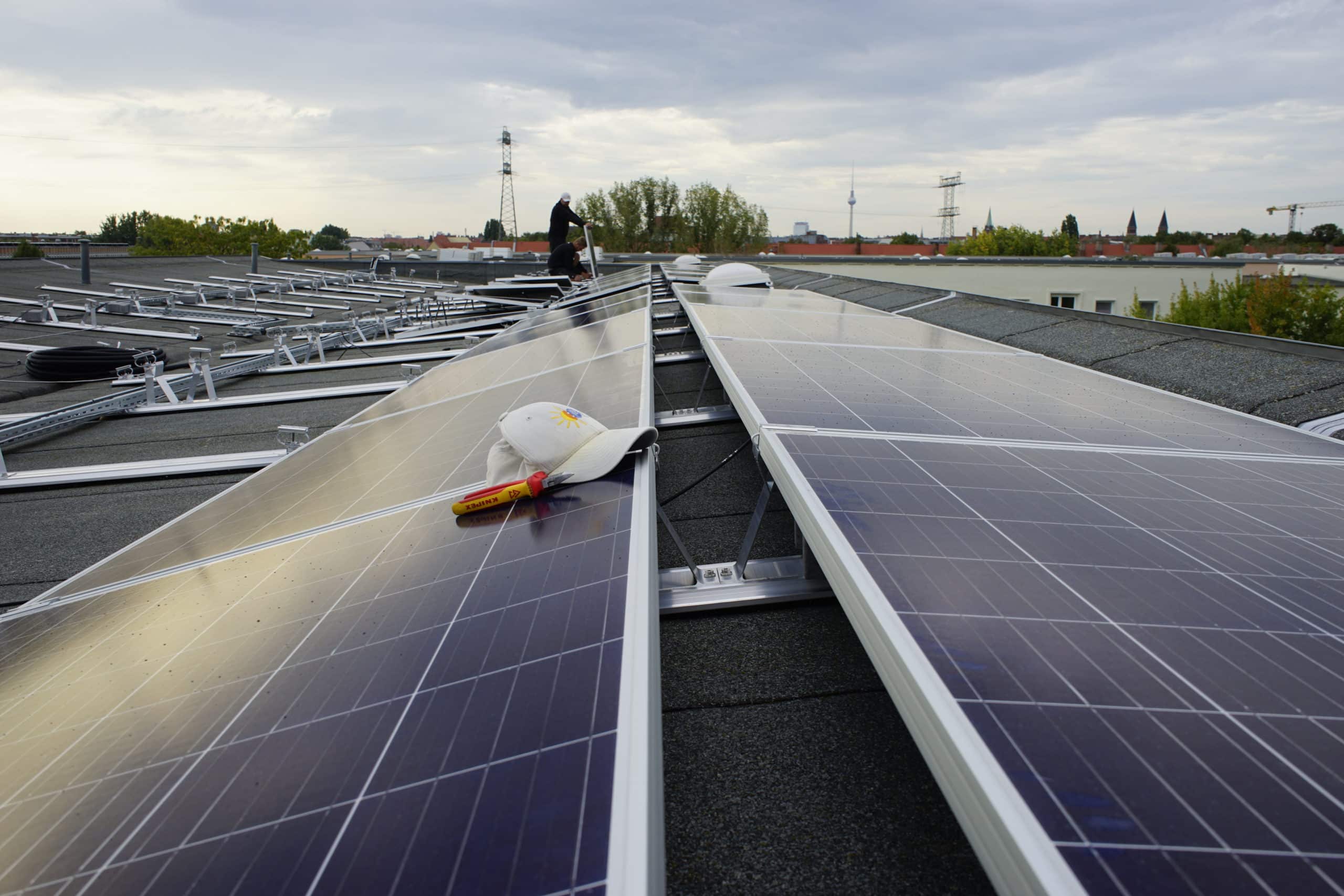 Solaranlagenmontage auf einem Wohngebäude der Gesobau