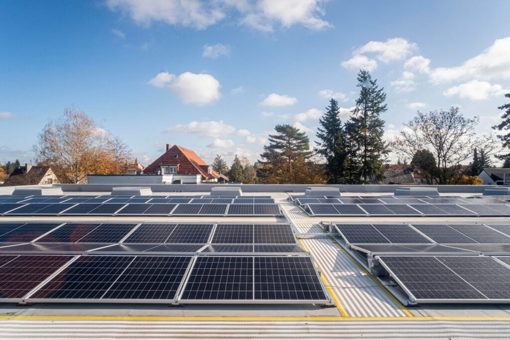 Solaranlage der Berliner Stadtwerke auf dem Dach der Grundschule am Karpfenteich