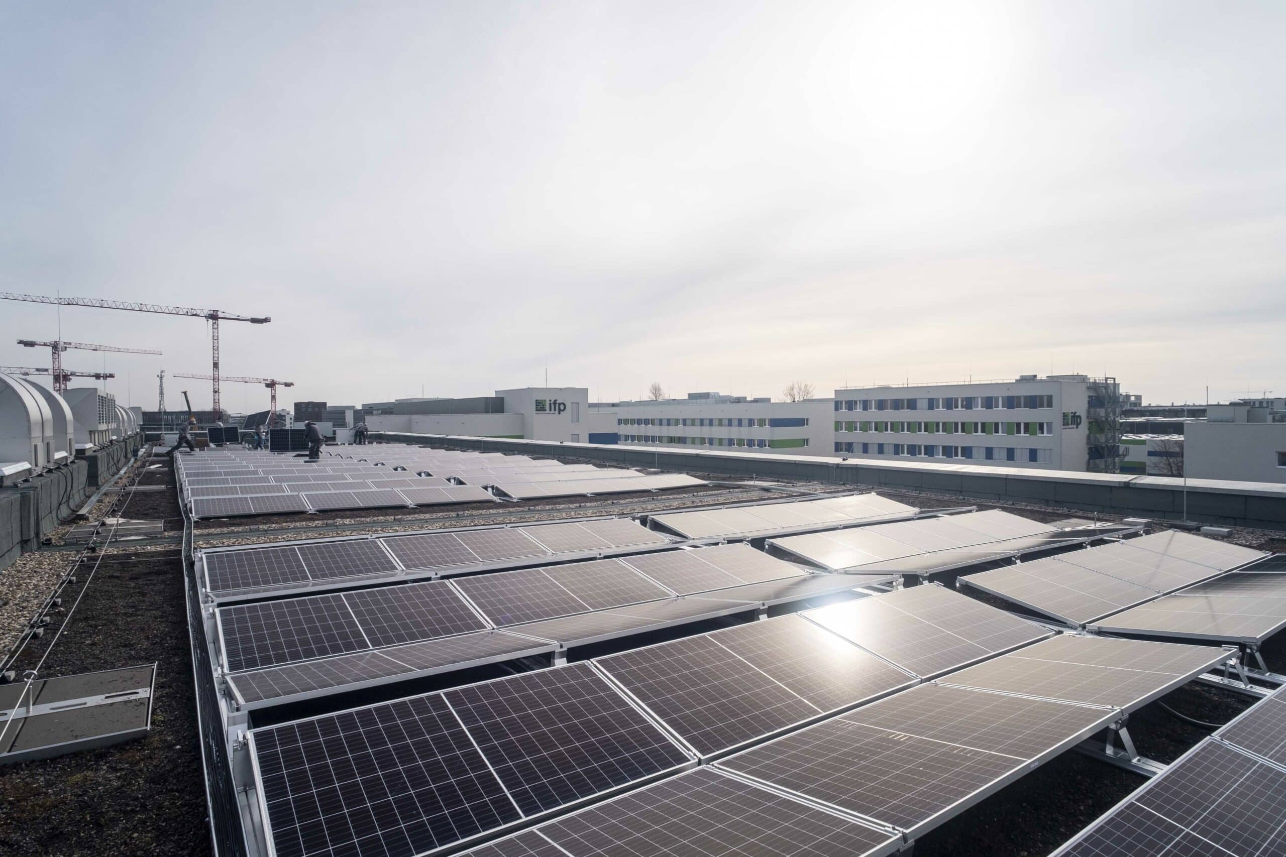Die Solaranlage auf dem Dach der HU-Speicherbibliothek reflektiert das Sonnenlicht.