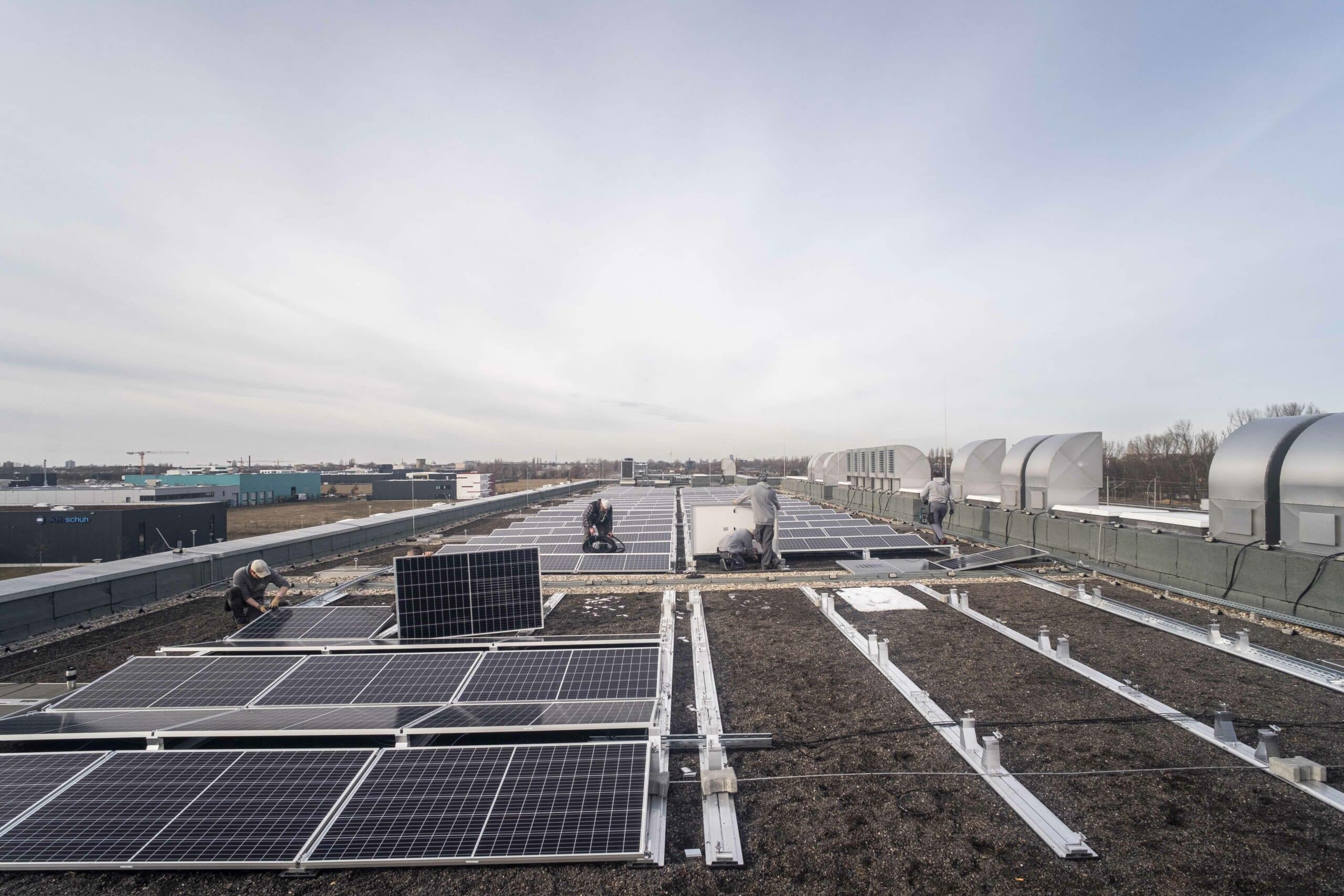 Solarmodulmontage auf dem Dach der HU-Speicherbibliothek