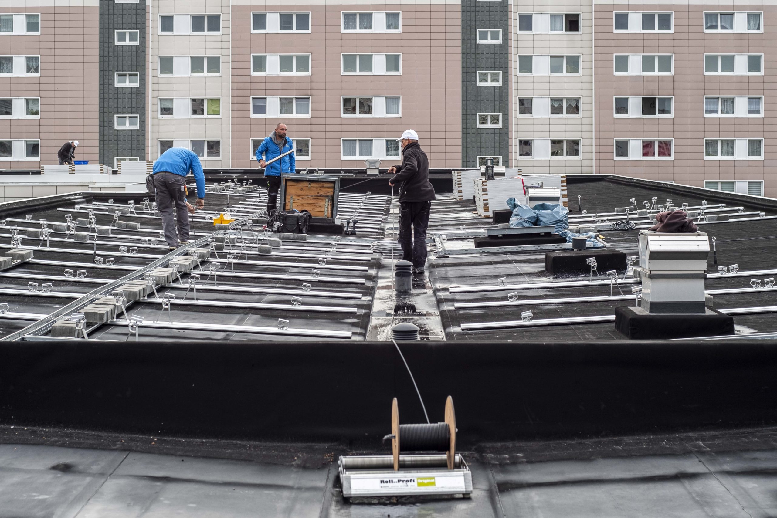 Männer installieren eine Solaranlage auf einem Dach