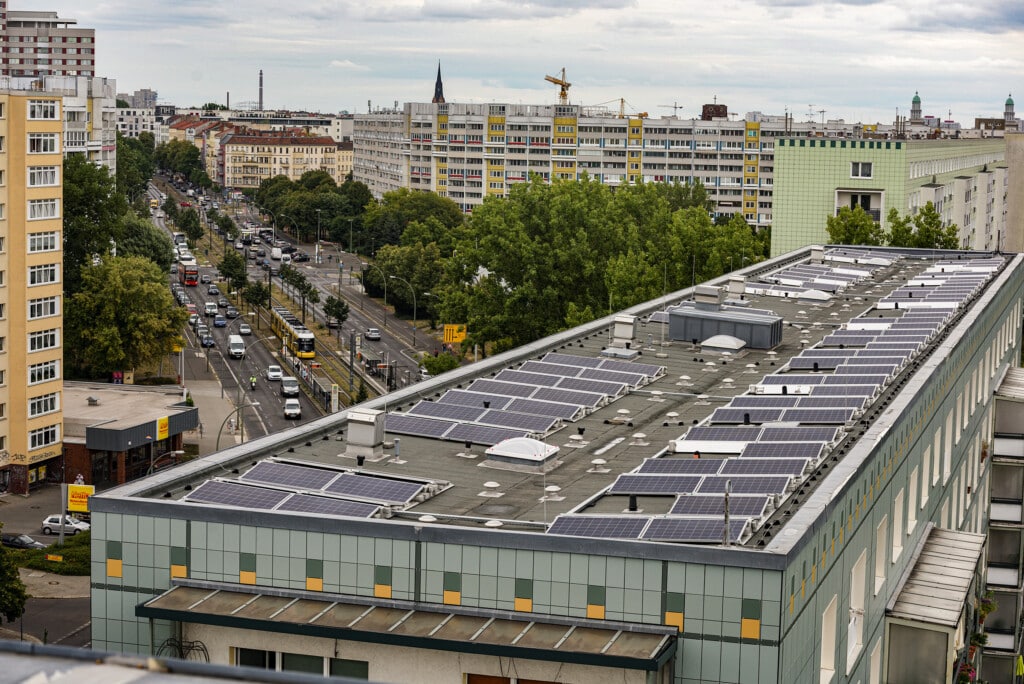 Solarpanele der Berliner Stadtwerke auf Dächern von Wohngebäuden in der Mollstraße