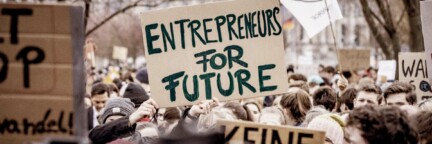 Bei einer Fridays For Future Demonstration fällt der Blick auf ein Schild mit dem Text Entrepreneurs For Future