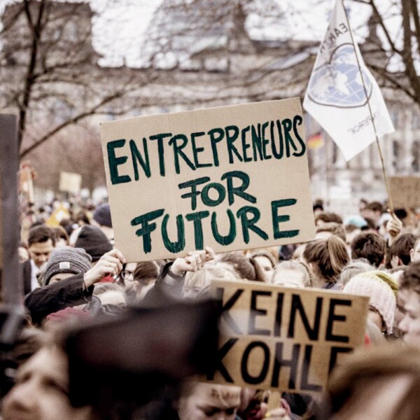 Bei einer Fridays For Future Demonstration fällt der Blick auf ein Schild mit dem Text Entrepreneurs For Future