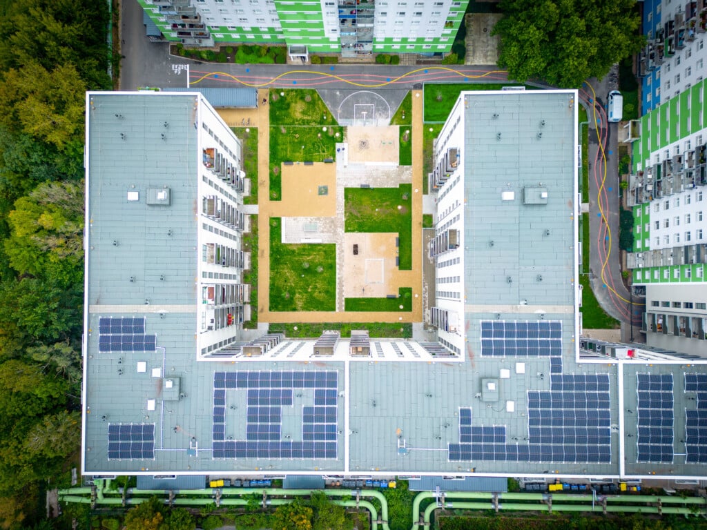 Solaranlage der Berliner Stadtwerke auf dem Dach der Rhinstraße 143 aus der Vogelperspektive