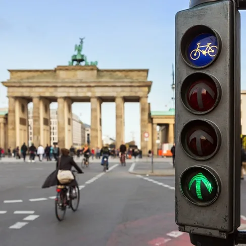 Fahrradampel vor dem Brandenburger Tor in Berlin steht auf Grün 