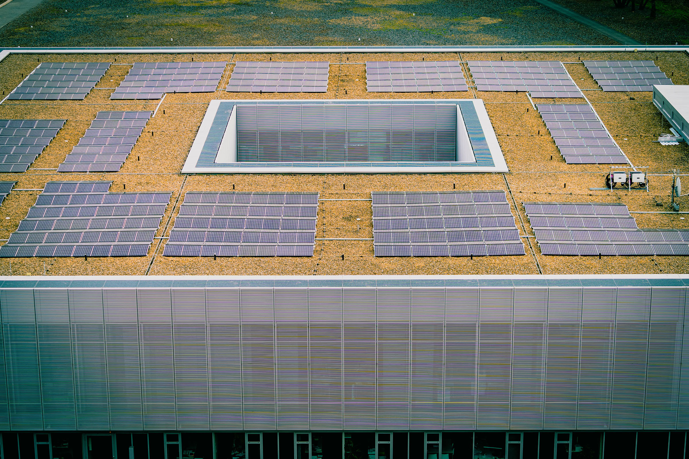 Close-up der Solaranlage der Berliner Stadtwerke auf dem Dach der Topographie des Terrors aus der Vogelperspektive