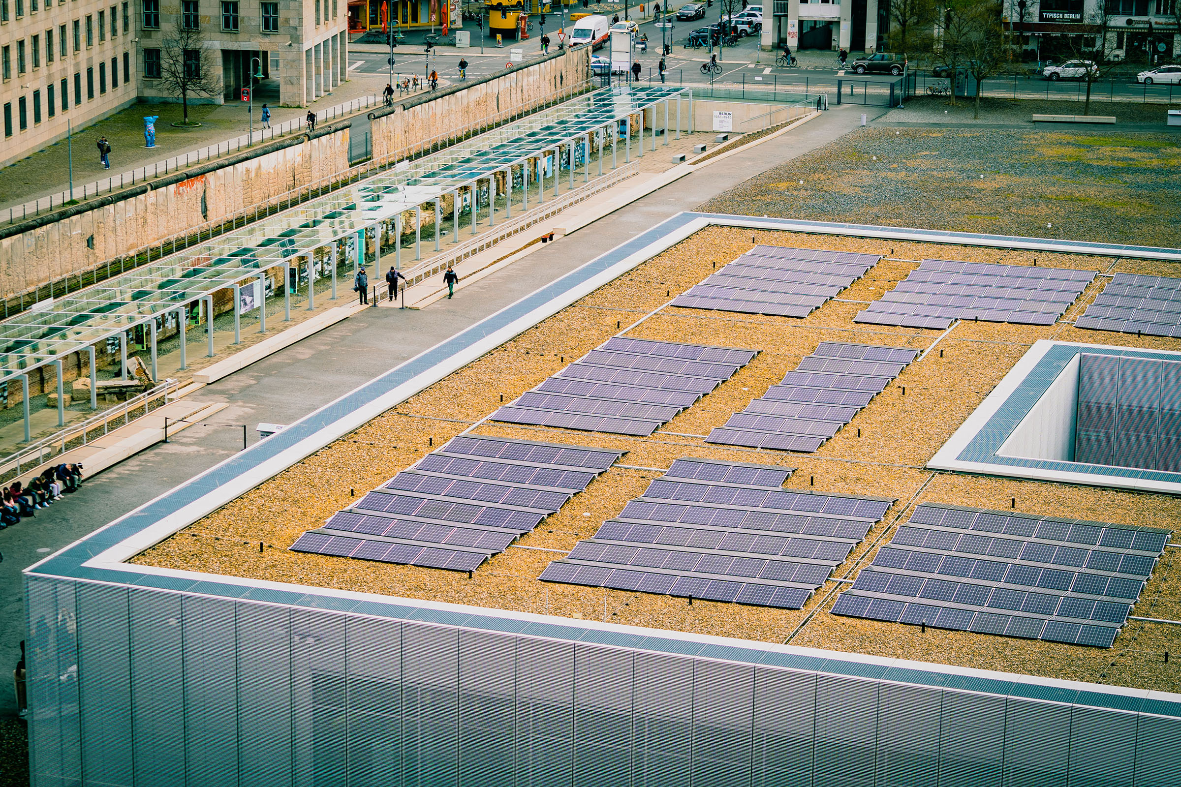 Solarmodule auf dem Dach der Topographie des Terrors aus der Vogelperspektive