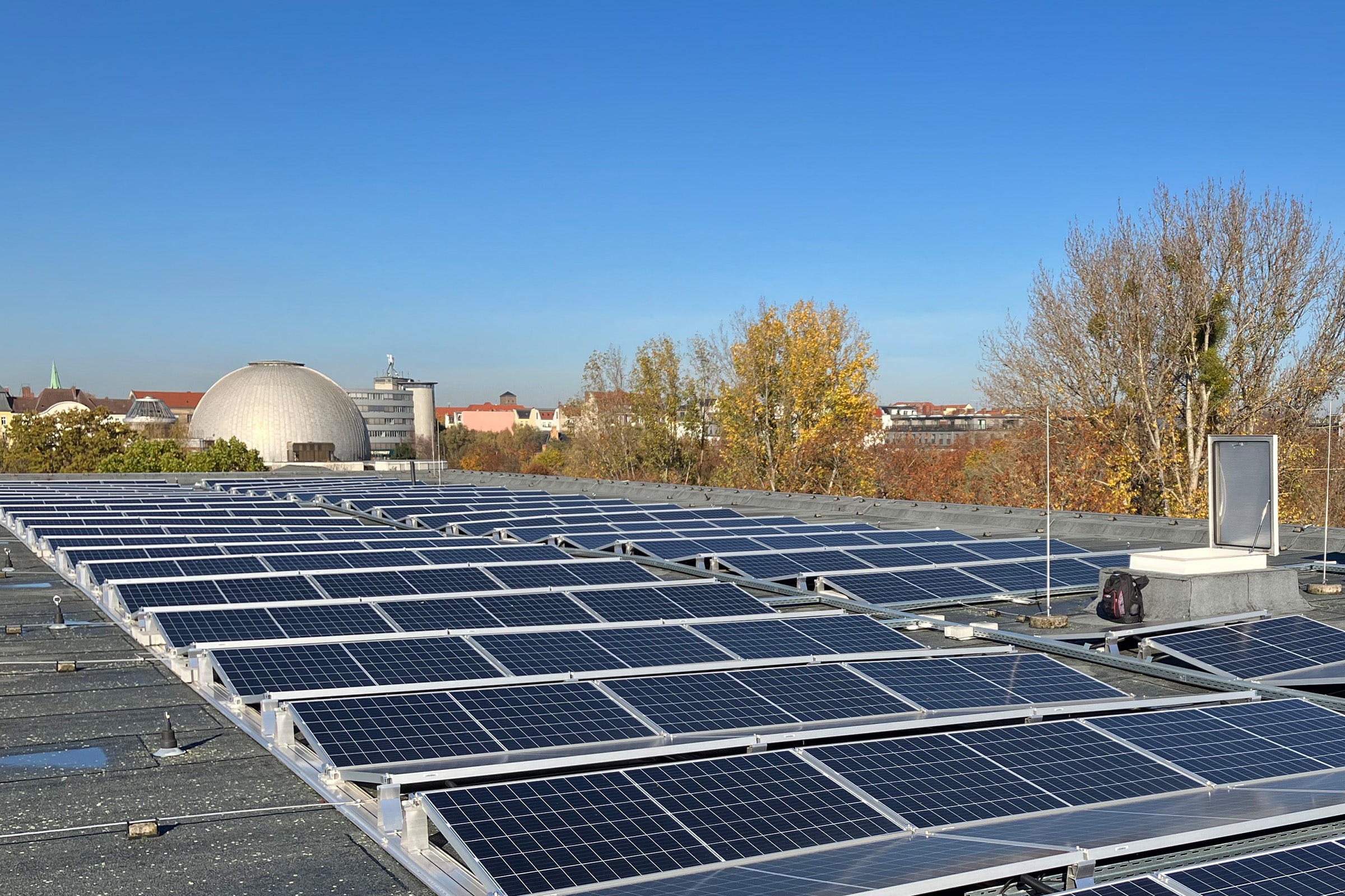 Solaranlage der Berliner Stadtwerke auf der Schule am Planetarium in Pankow