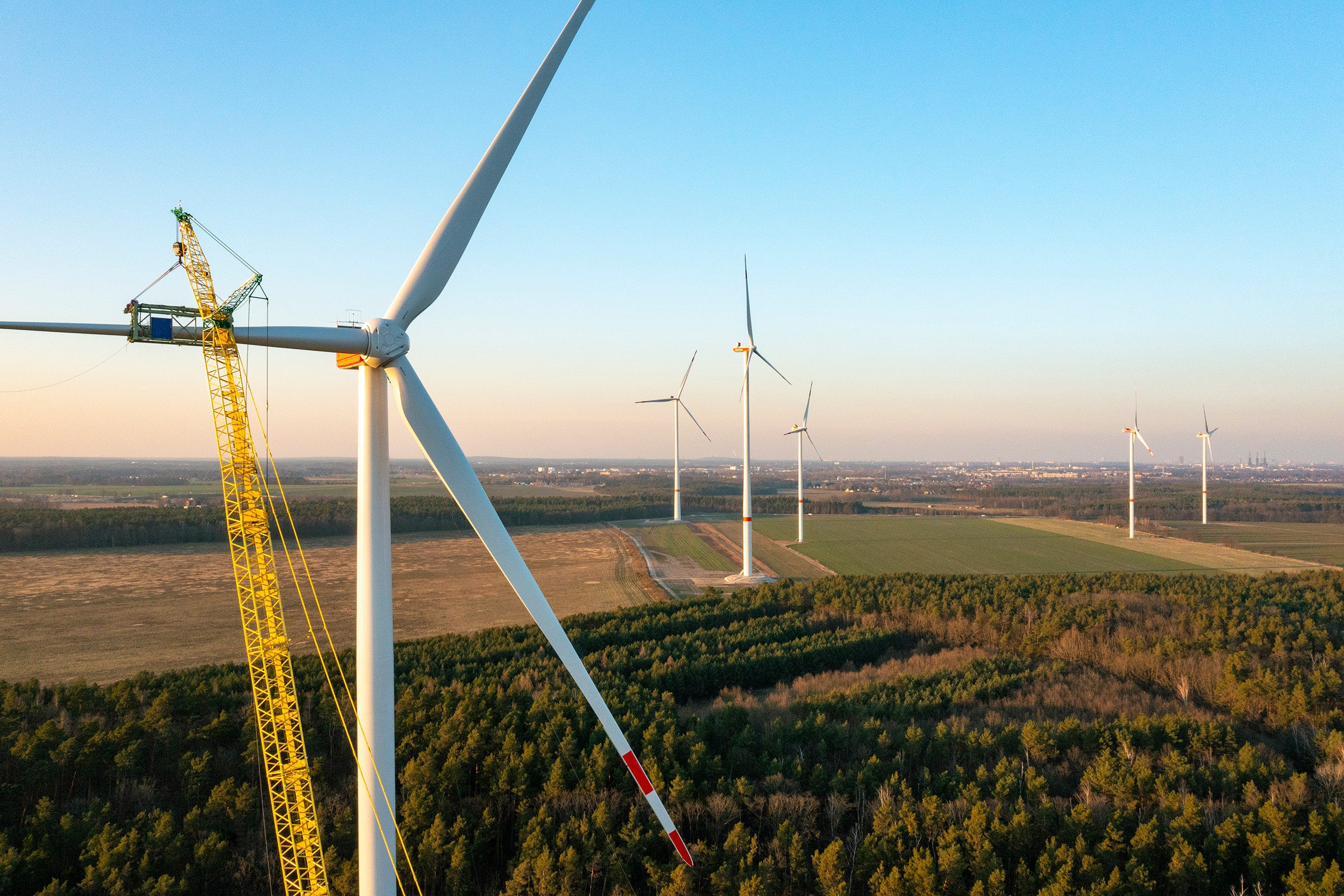Drohnenaufnahme einer Windenergieanlage der Berliner Stadtwerke im Windpark Teltow II