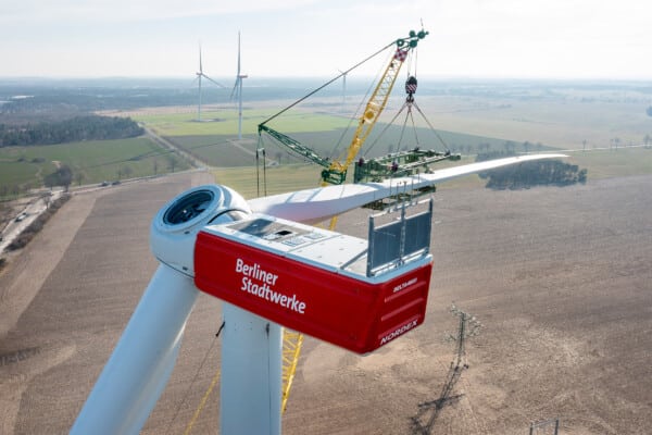 Drohnenaufnahme der Montage eines Rotorblattes an einer Windenergieanlage der Berliner Stadtwerke im Windpark Teltow II