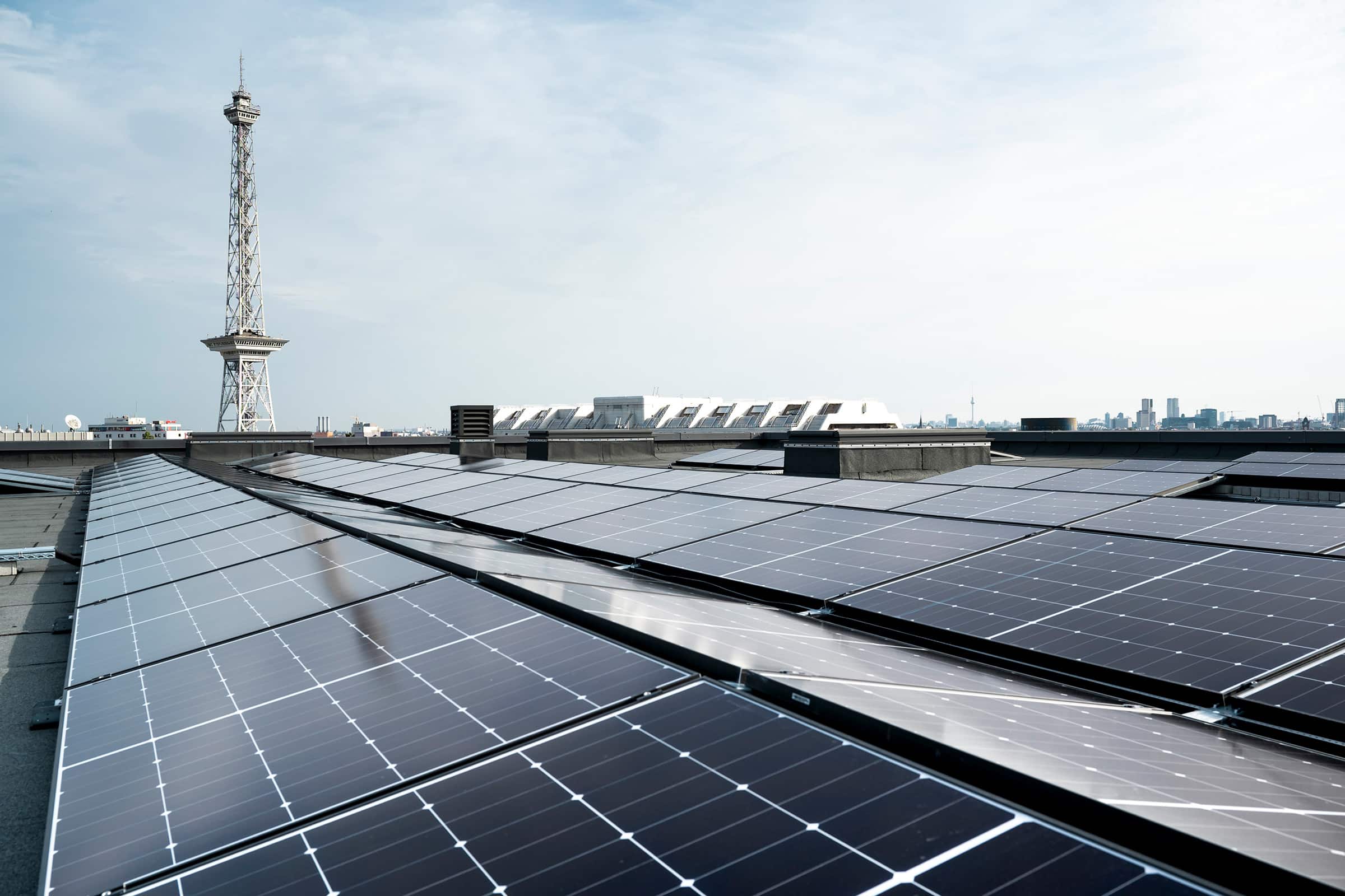 Solaranlage der Berliner Stadtwerke auf der Messe Berlin; © Benjamin Pritzkuleit/Berliner Stadtwerke