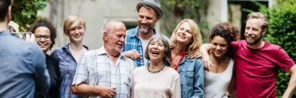 Freund:innen machen ein Gruppenfoto