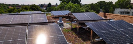 Solaranlage der Berliner Stadtwerke mit Gründach im Mieterstrom-Projekt Eichbuschallee