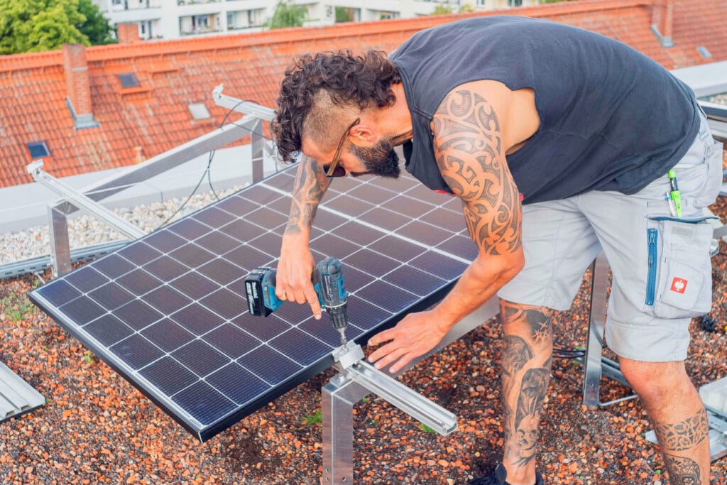 Installation der Solarmodule auf dem Gründach der Eichbuschallee