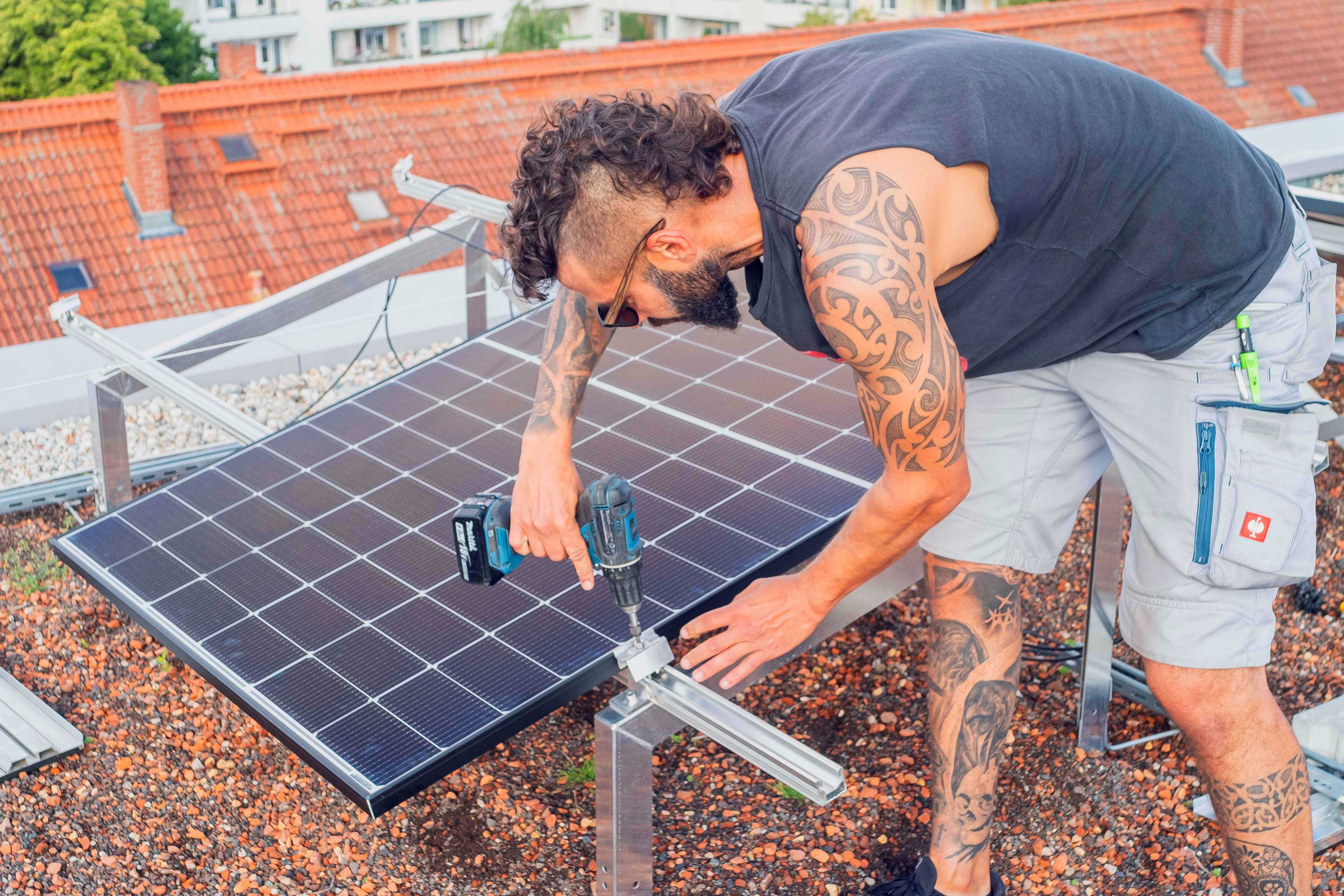 Installation der Solarmodule auf dem Dach der Eichbuschallee