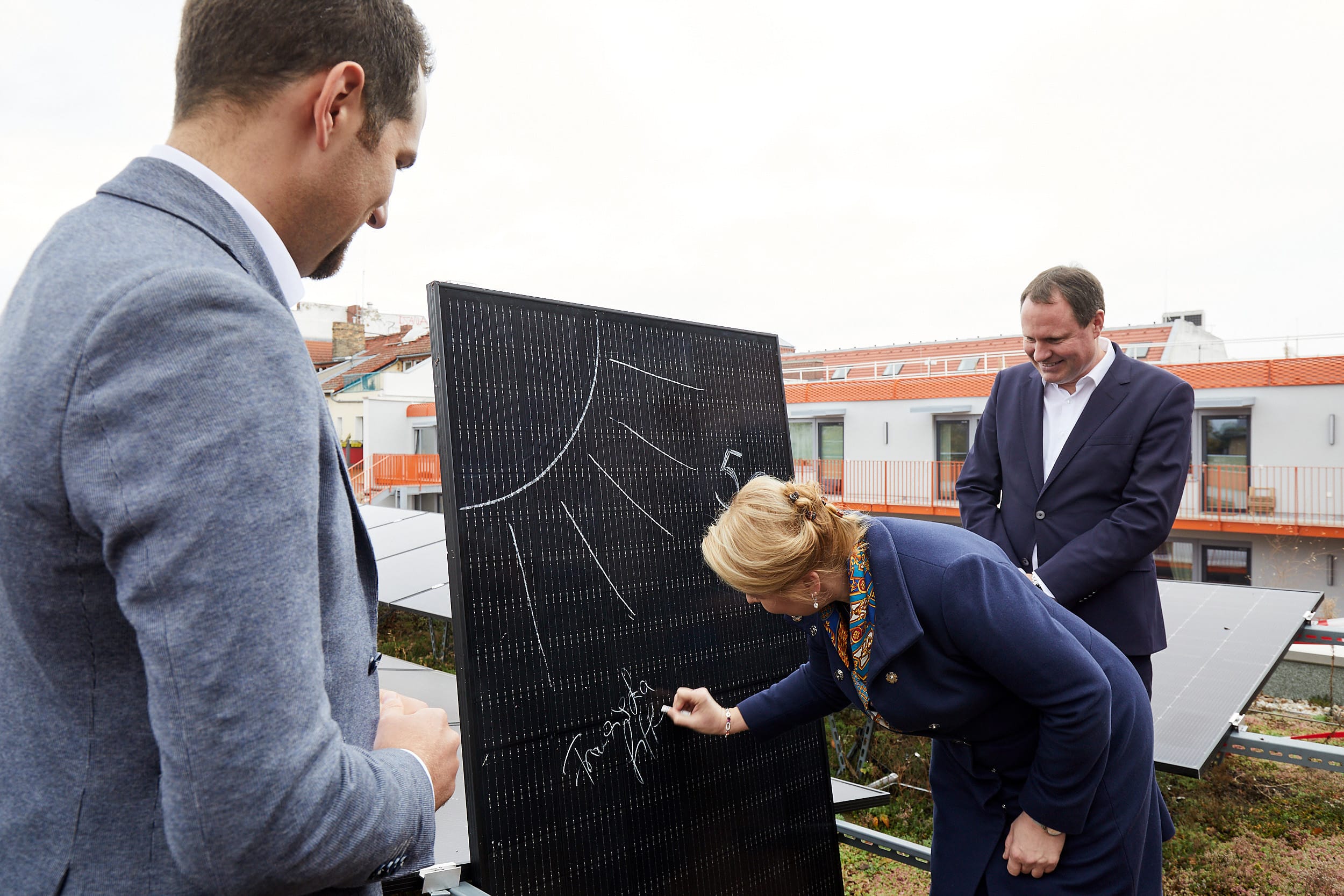 Energiesenatorin Franziska Giffey unterzeichnet neben HOWOGE-Geschäftsführer Ulrich Schiller und Stadtwerke-Geschäftsführer Chris Werner die Rahmenvereinbarung zur Errichtung von 50 MW Solarleistung symbolisch auf einem Solarmodul.