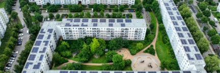 Solaranlage der Berliner Stadtwerke auf dem Dach der HOWOGE-Wohnanlage in der Ernst-Barlach-Straße